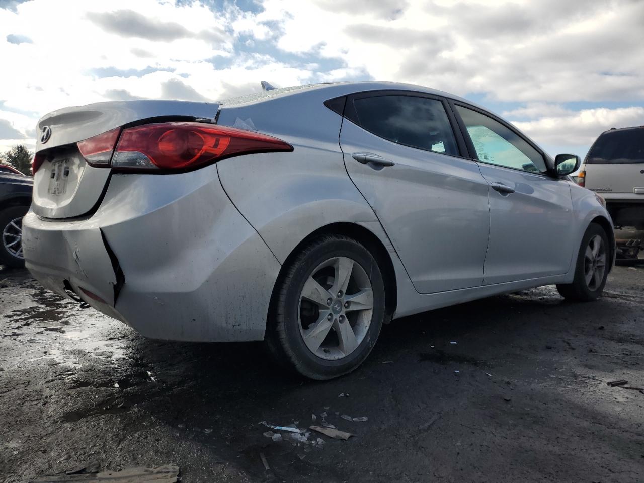 2012 Hyundai Elantra - Image 3