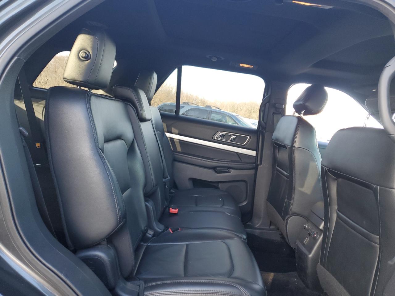 2017 Ford Explorer - Image 11