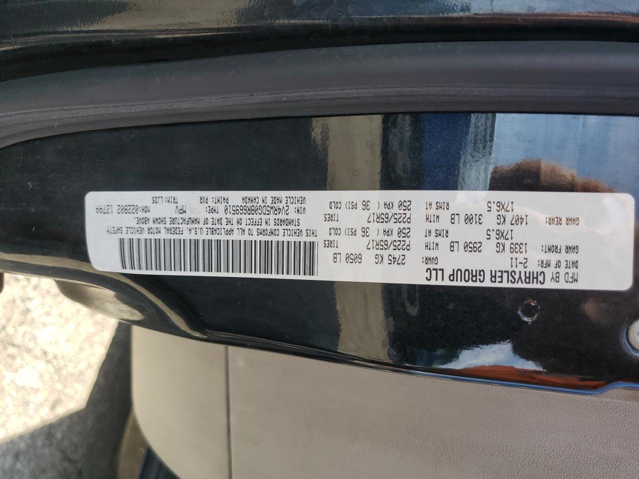 2011 Volkswagen Routan - Image 13