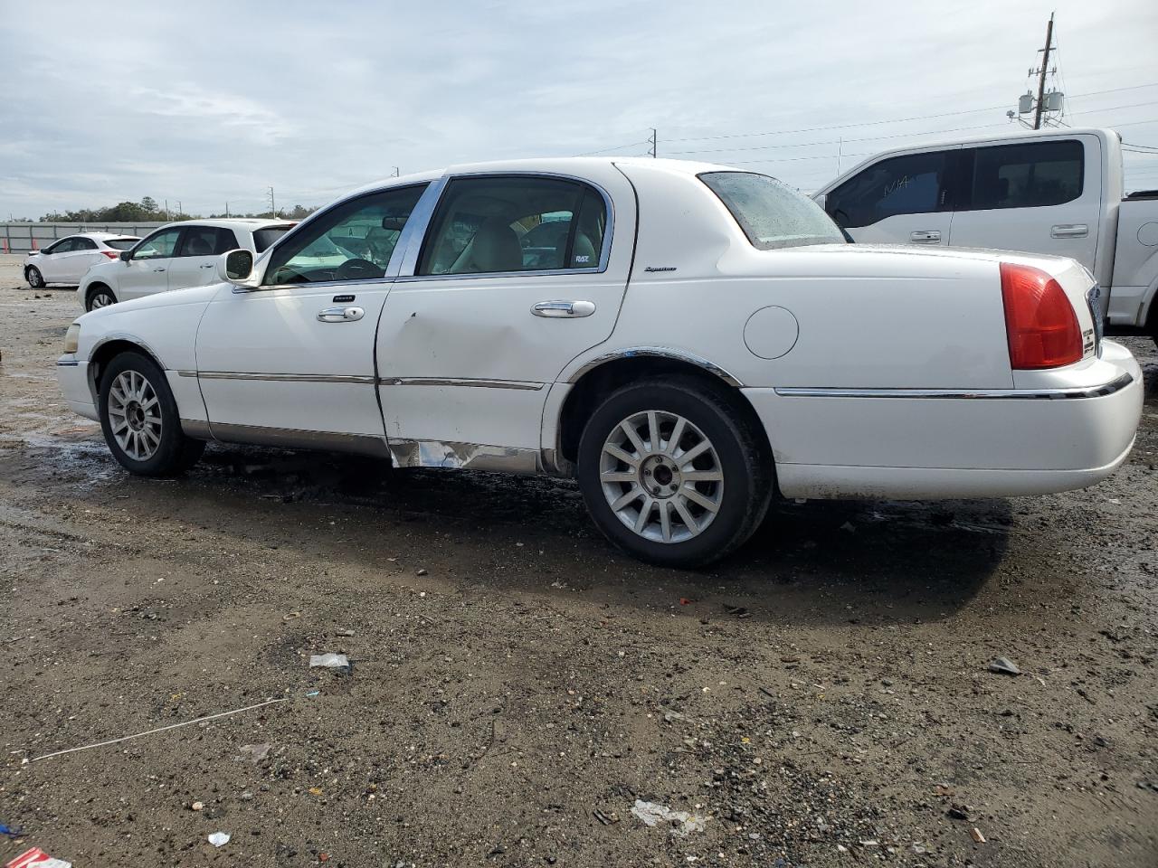 2006 Lincoln Town Car - Image 2