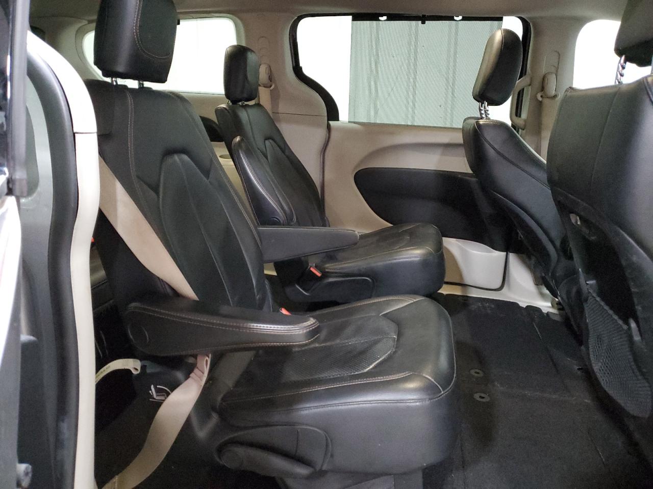 2018 Chrysler Pacifica - Image 11