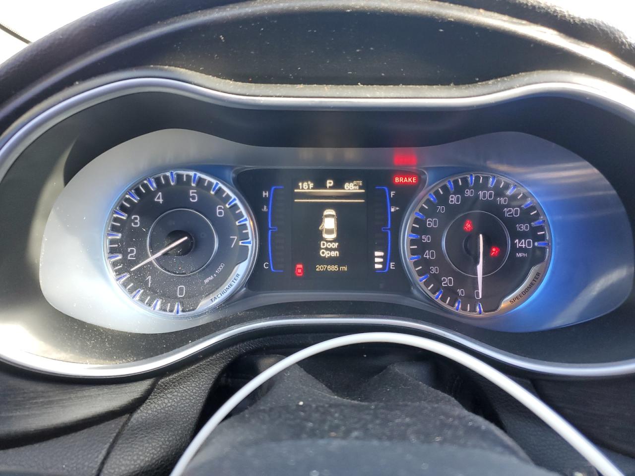 2015 Chrysler 200 - Image 9