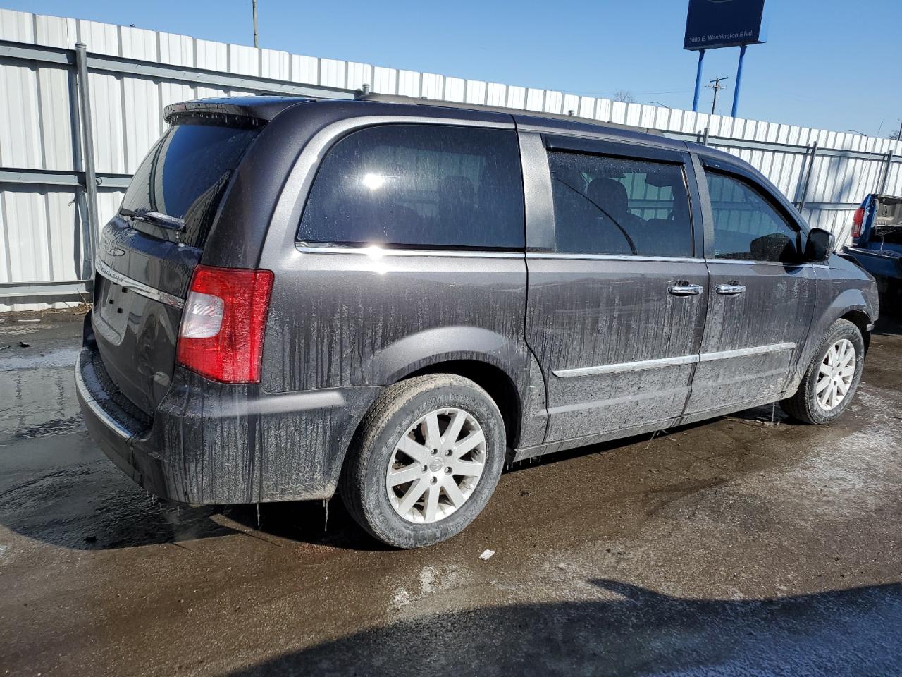 2016 Chrysler Town & Country - Image 3