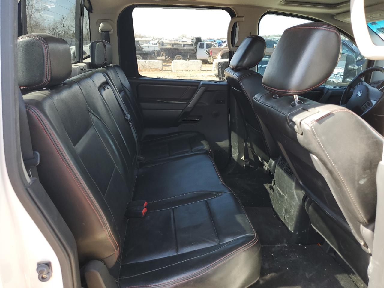 2011 Nissan Titan - Image 10