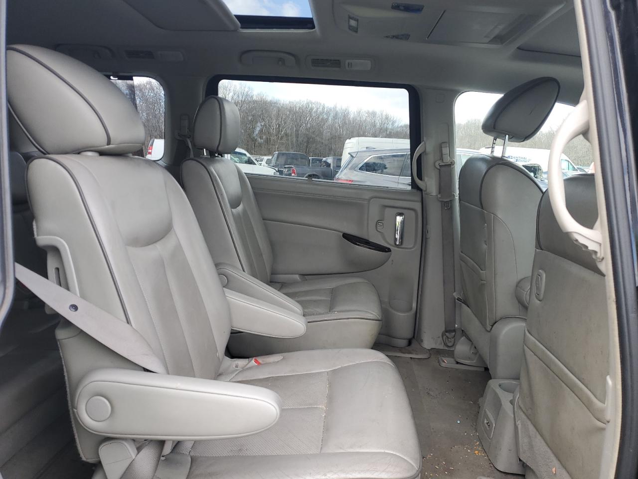 2011 Nissan Quest - Image 12