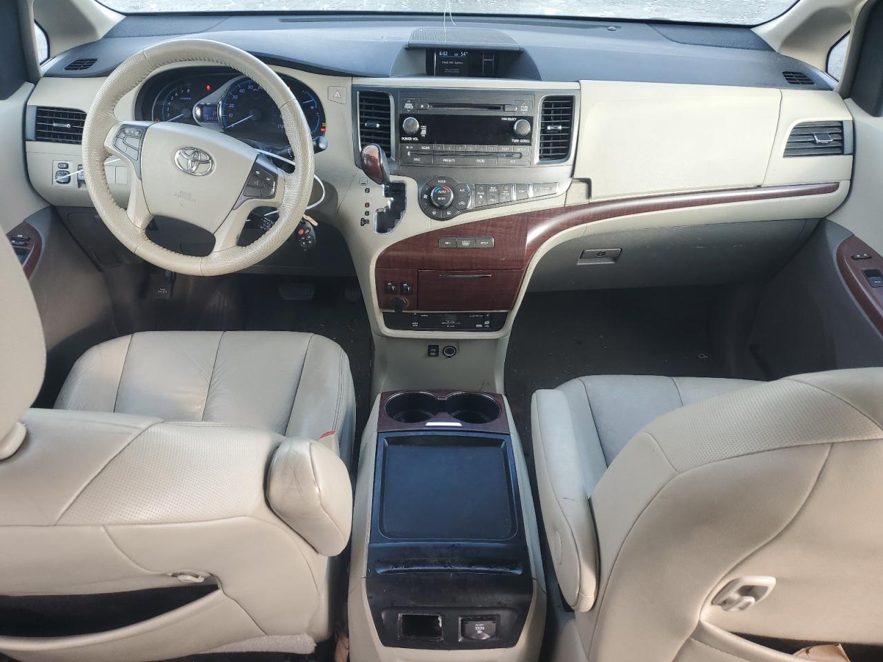 2011 Toyota Sienna - Image 8