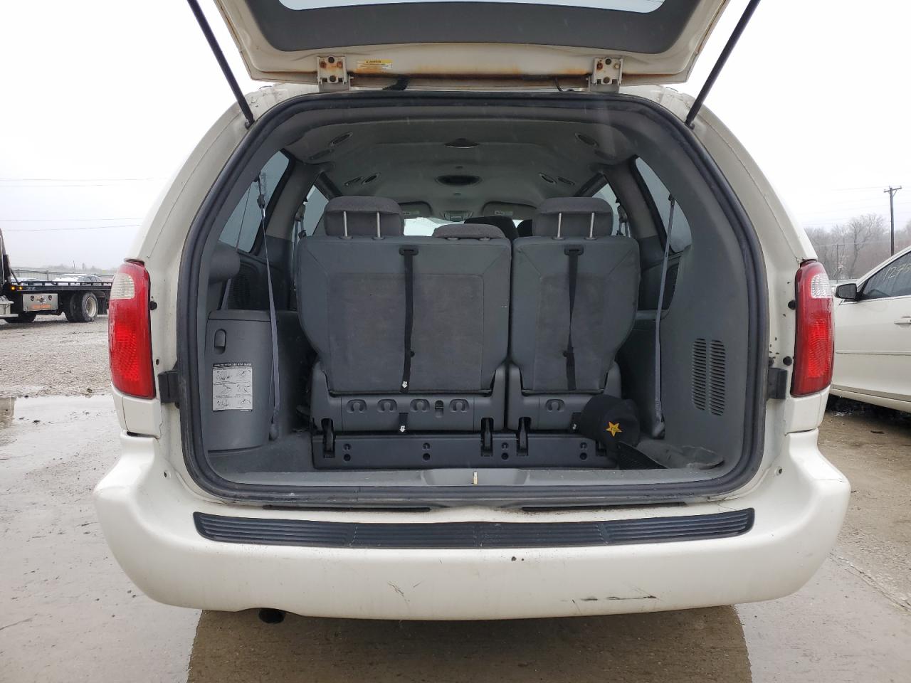2005 Dodge Caravan - Image 6