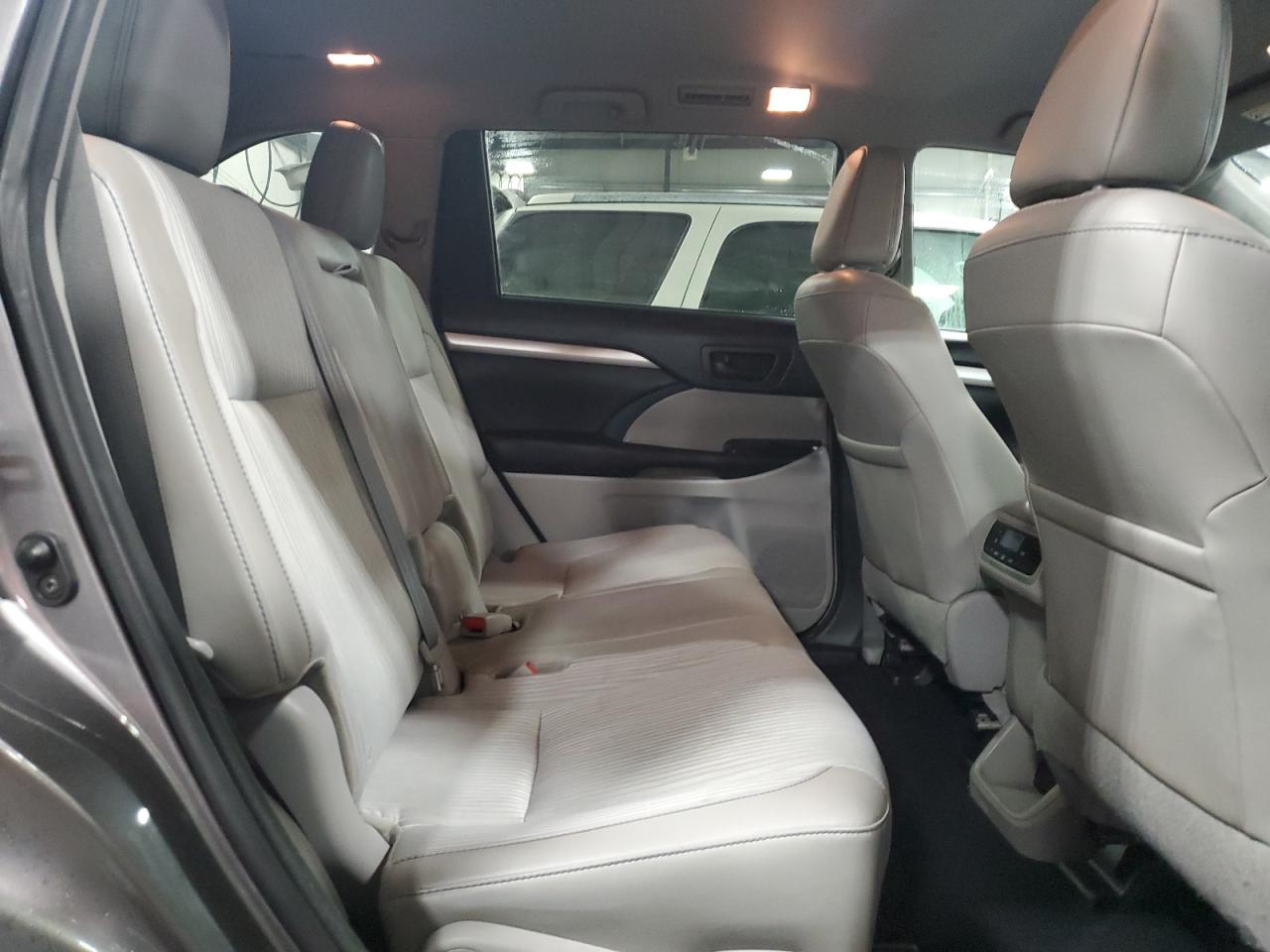 2016 Toyota Highlander - Image 11