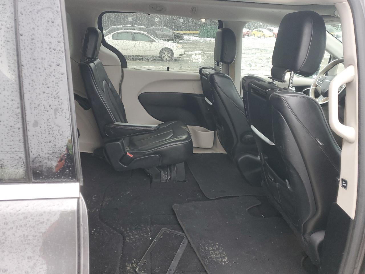 2017 Chrysler Pacifica - Image 11