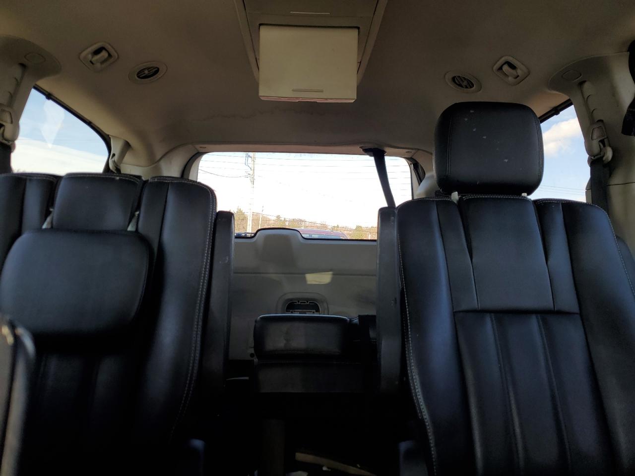 2015 Chrysler Town & Country - Image 10