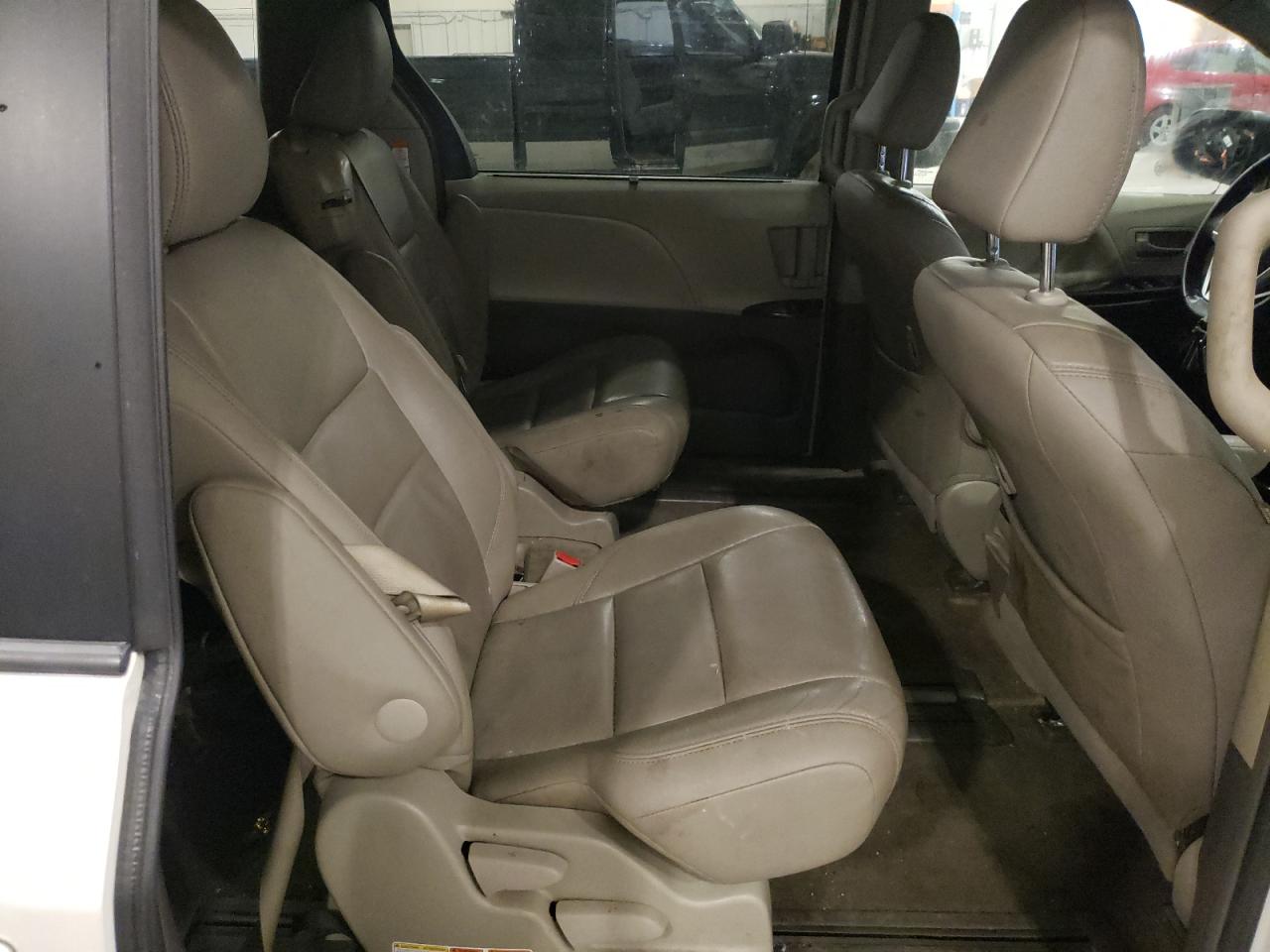 2015 Toyota Sienna - Image 11