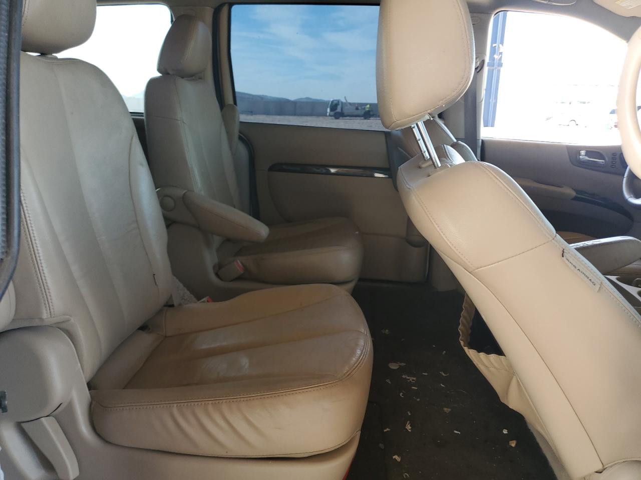 2012 Kia Sedona - Image 10
