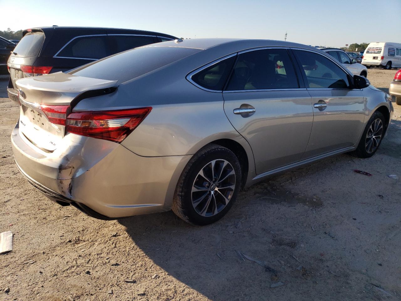 2016 Toyota Avalon - Image 3