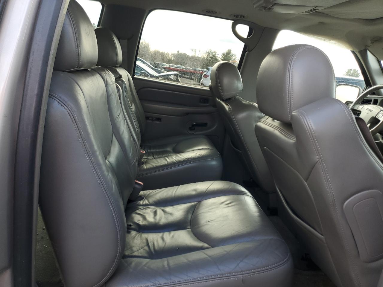 2004 GMC Yukon - Image 11