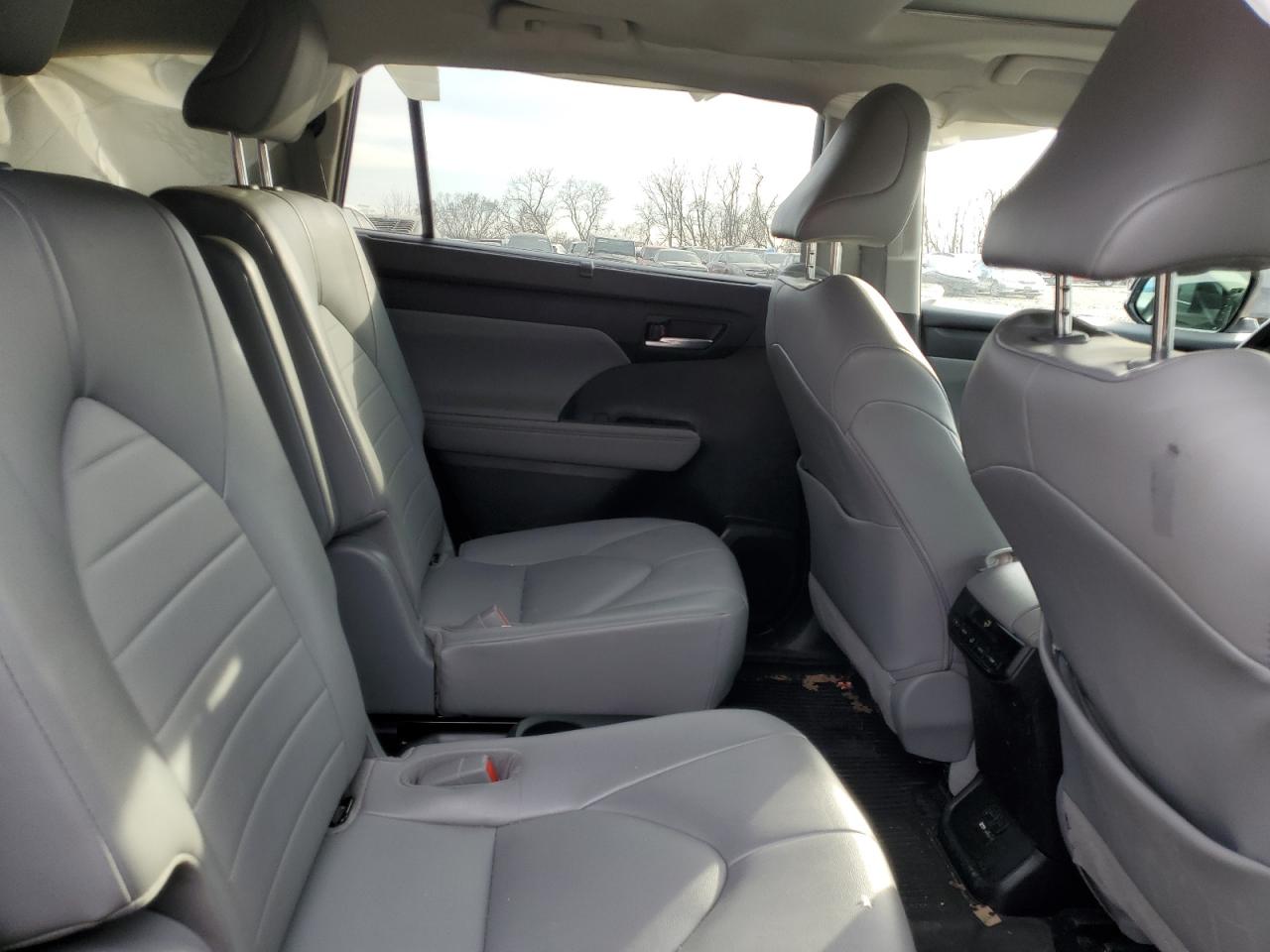 2021 Toyota Highlander - Image 11