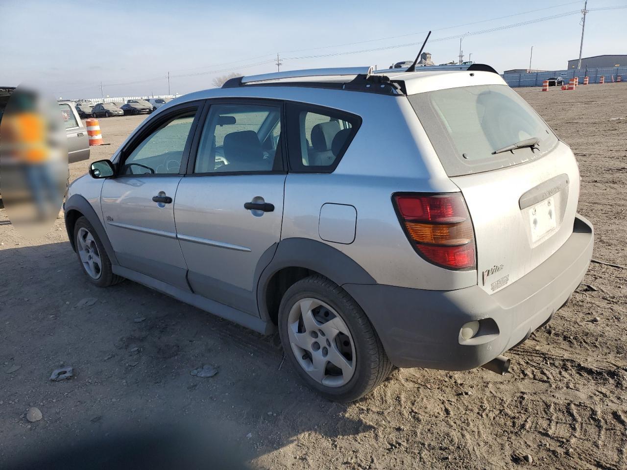 2005 Pontiac Vibe - Image 2