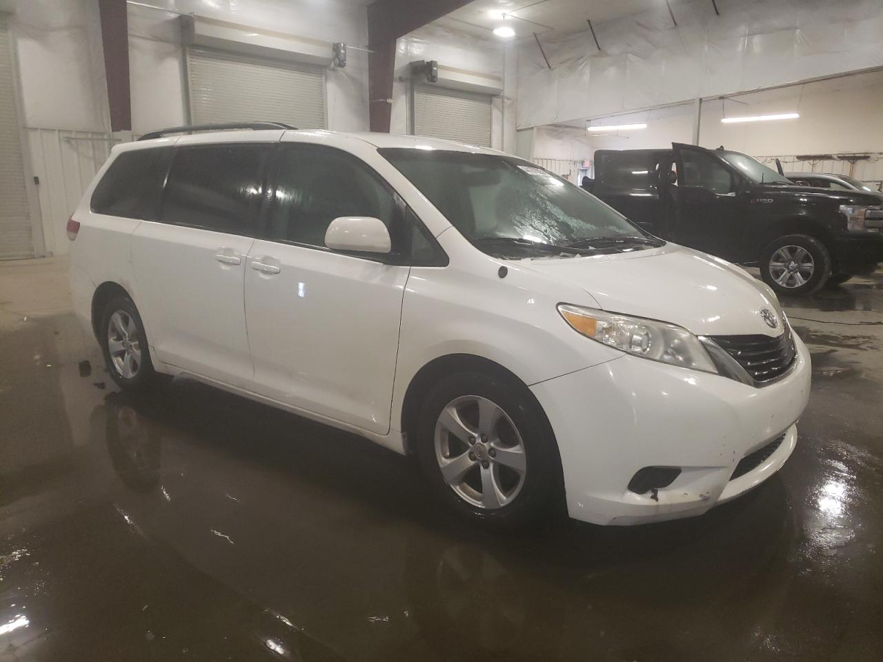 2011 Toyota Sienna - Image 4