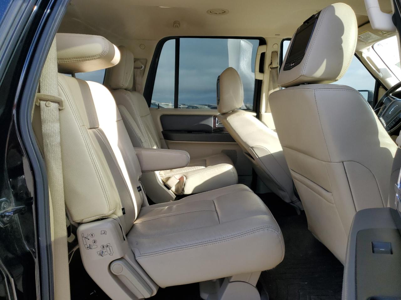 2017 Lincoln Navigator - Image 11