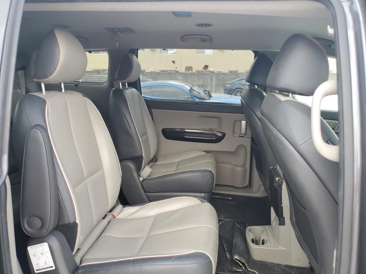 2015 Kia Sedona - Image 11