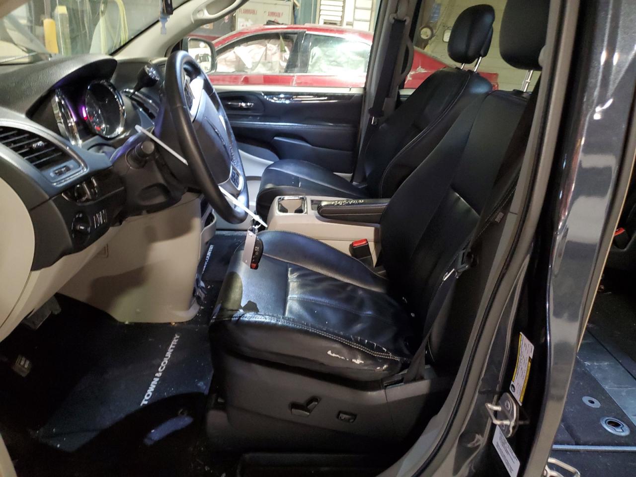 2014 Chrysler Town & Country - Image 7