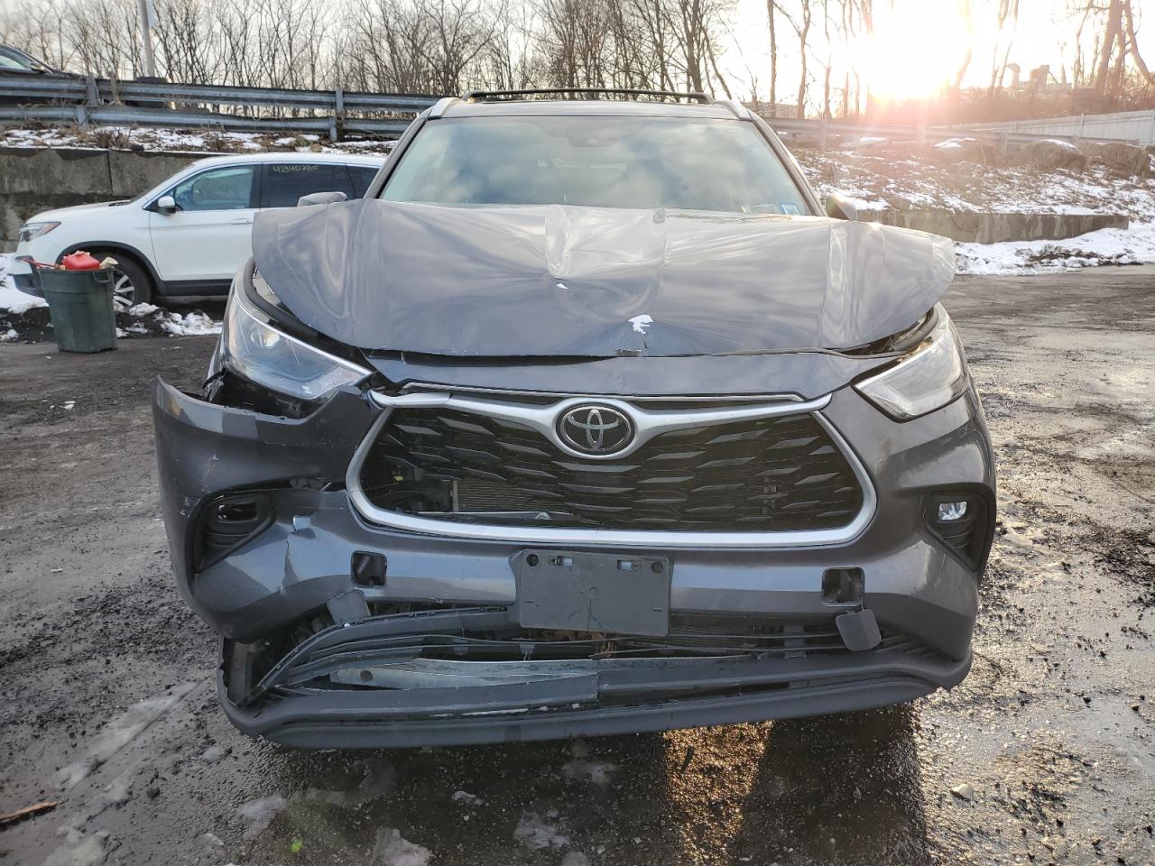 2022 Toyota Highlander - Image 5