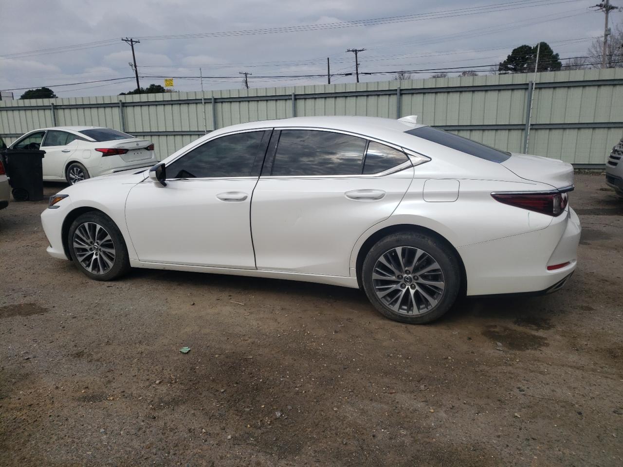 2019 Lexus ES - Image 2