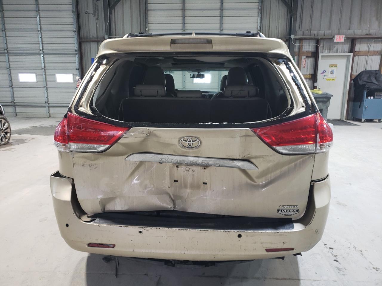 2013 Toyota Sienna - Image 6