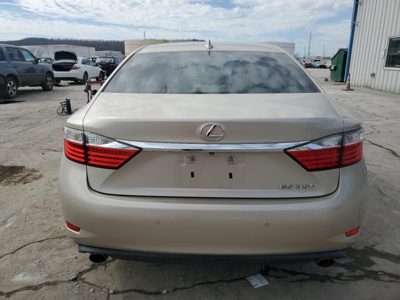 2015 Lexus ES - Image 6