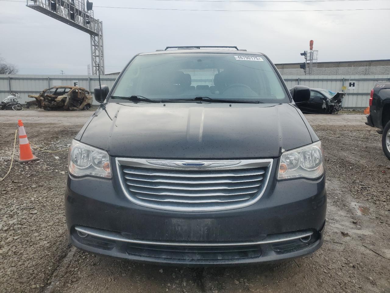 2016 Chrysler Town & Country - Image 5