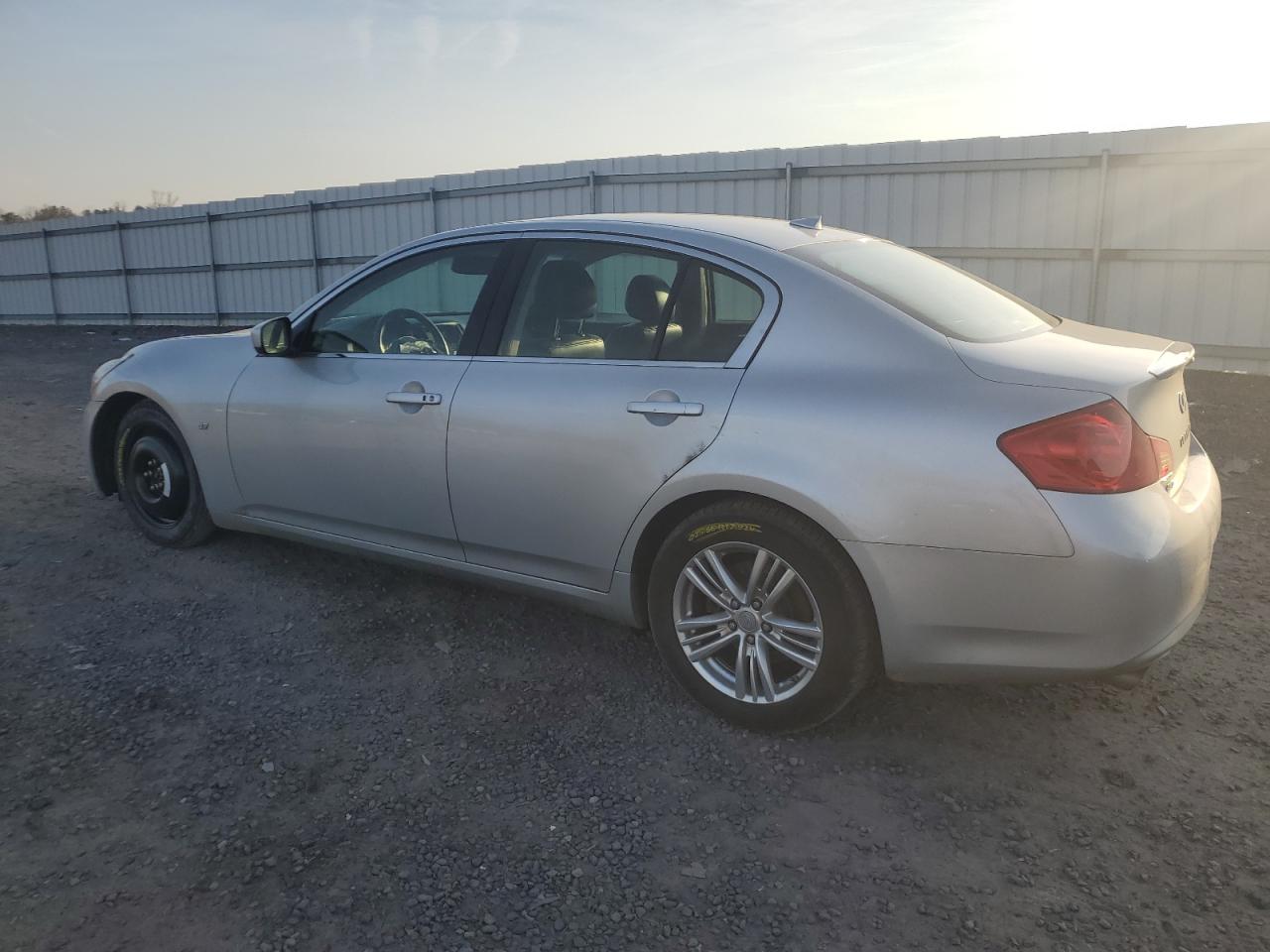 2015 Infiniti Q40 - Image 2
