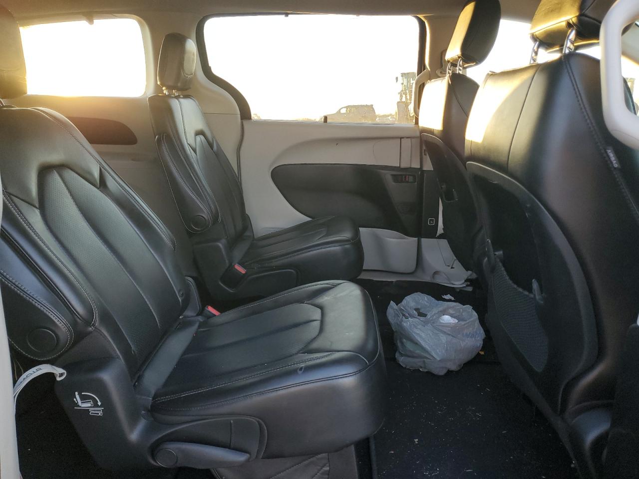 2020 Chrysler Voyager - Image 11
