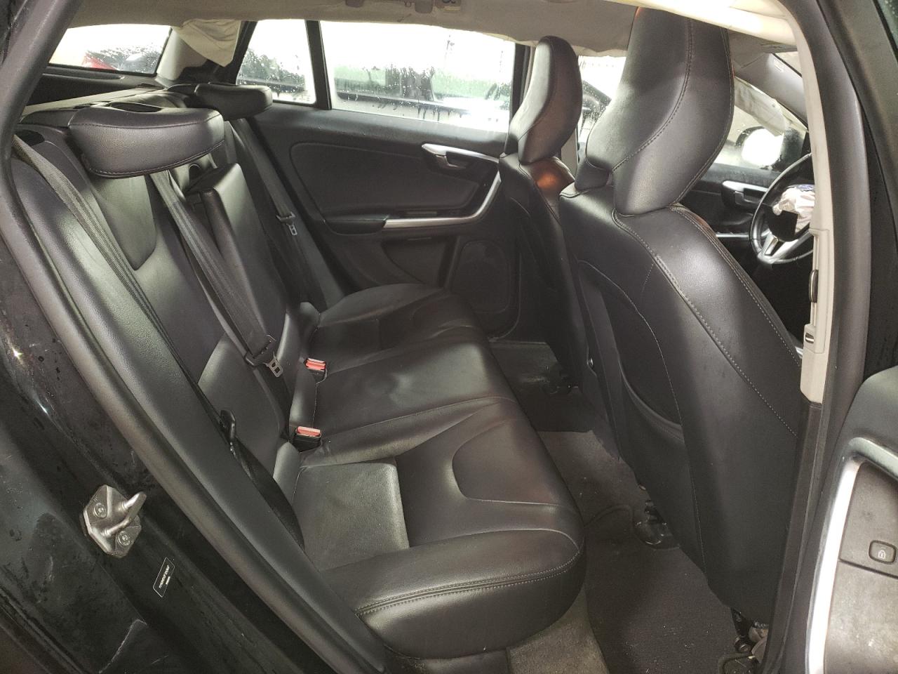 2015 Volvo V60 - Image 10