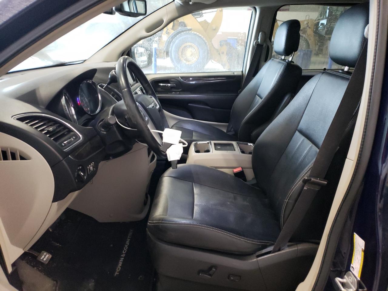 2016 Chrysler Town & Country - Image 7