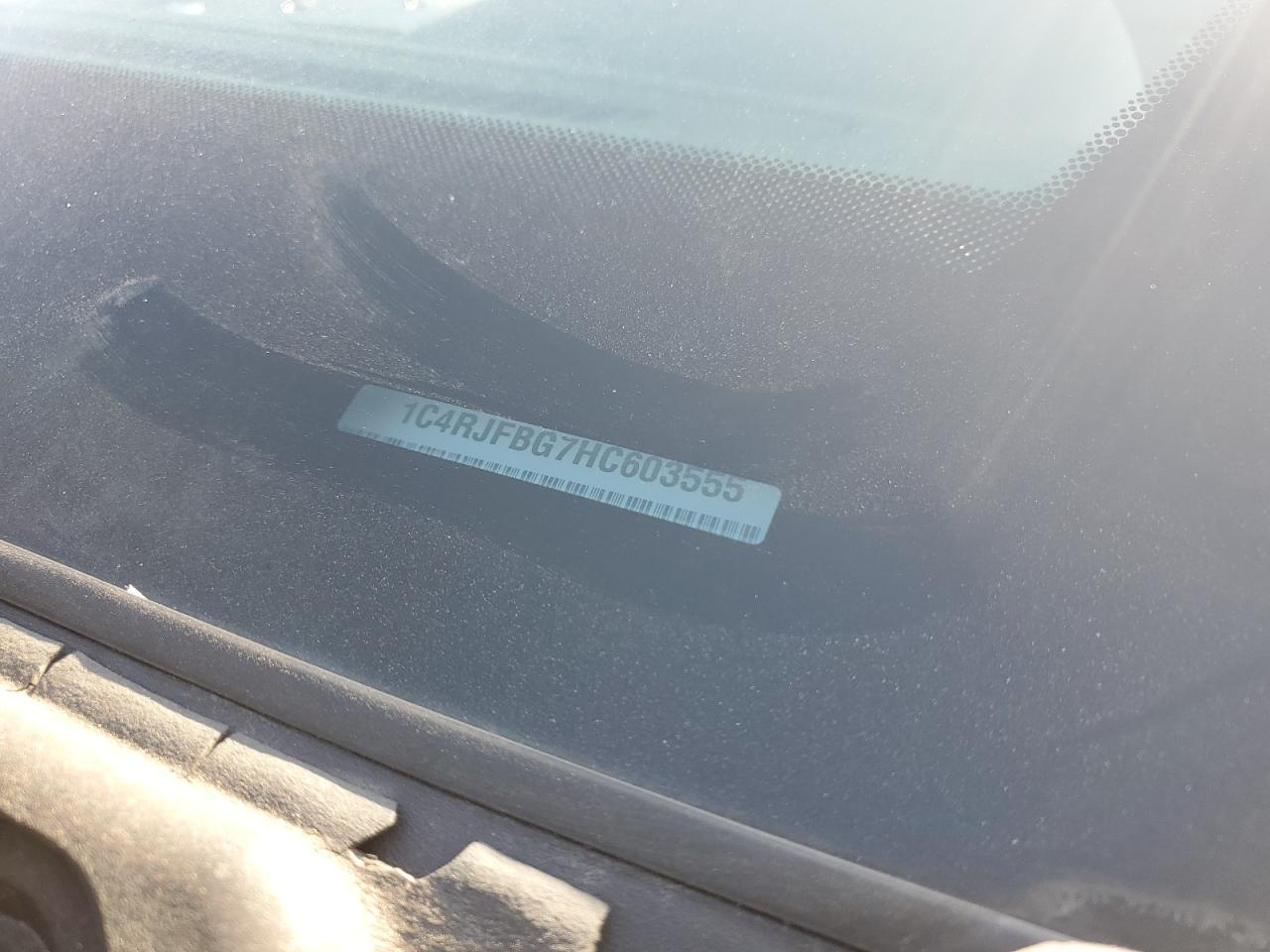 2017 Jeep Grand Cherokee - Image 14