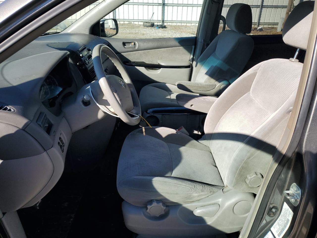 2004 Toyota Sienna - Image 7