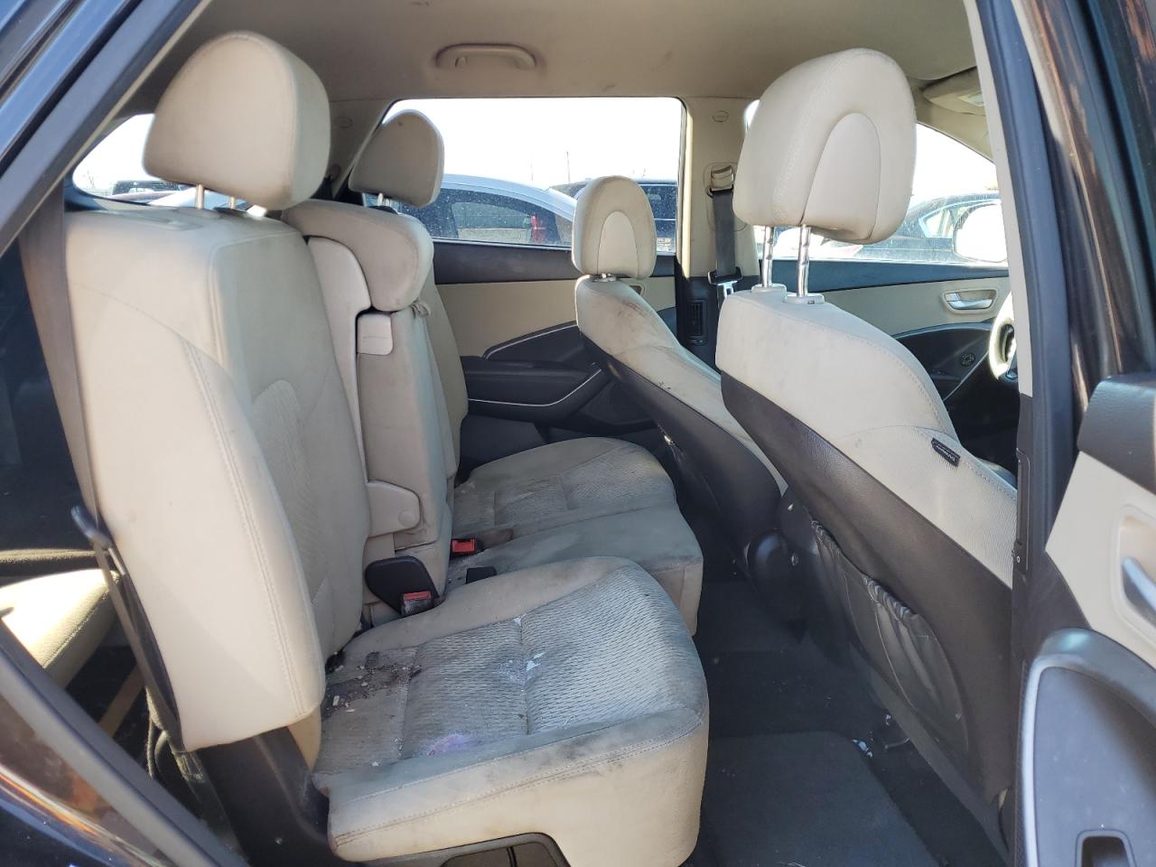 2017 Hyundai Santa Fe - Image 11