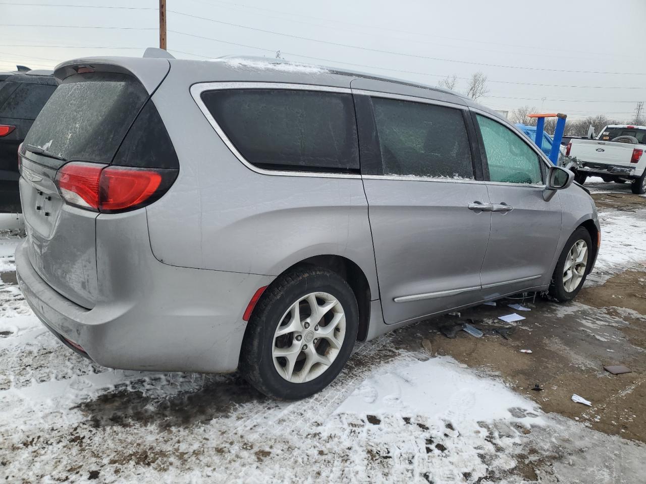 2017 Chrysler Pacifica - Image 3