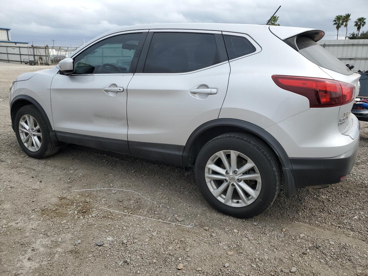 2017 Nissan Rogue - Image 2