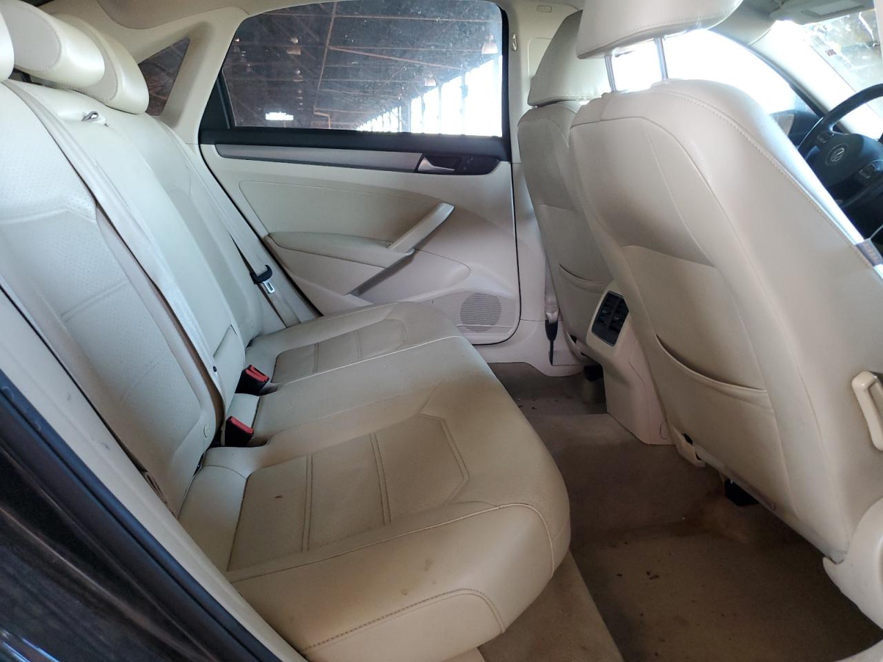 2015 Volkswagen Passat - Image 10