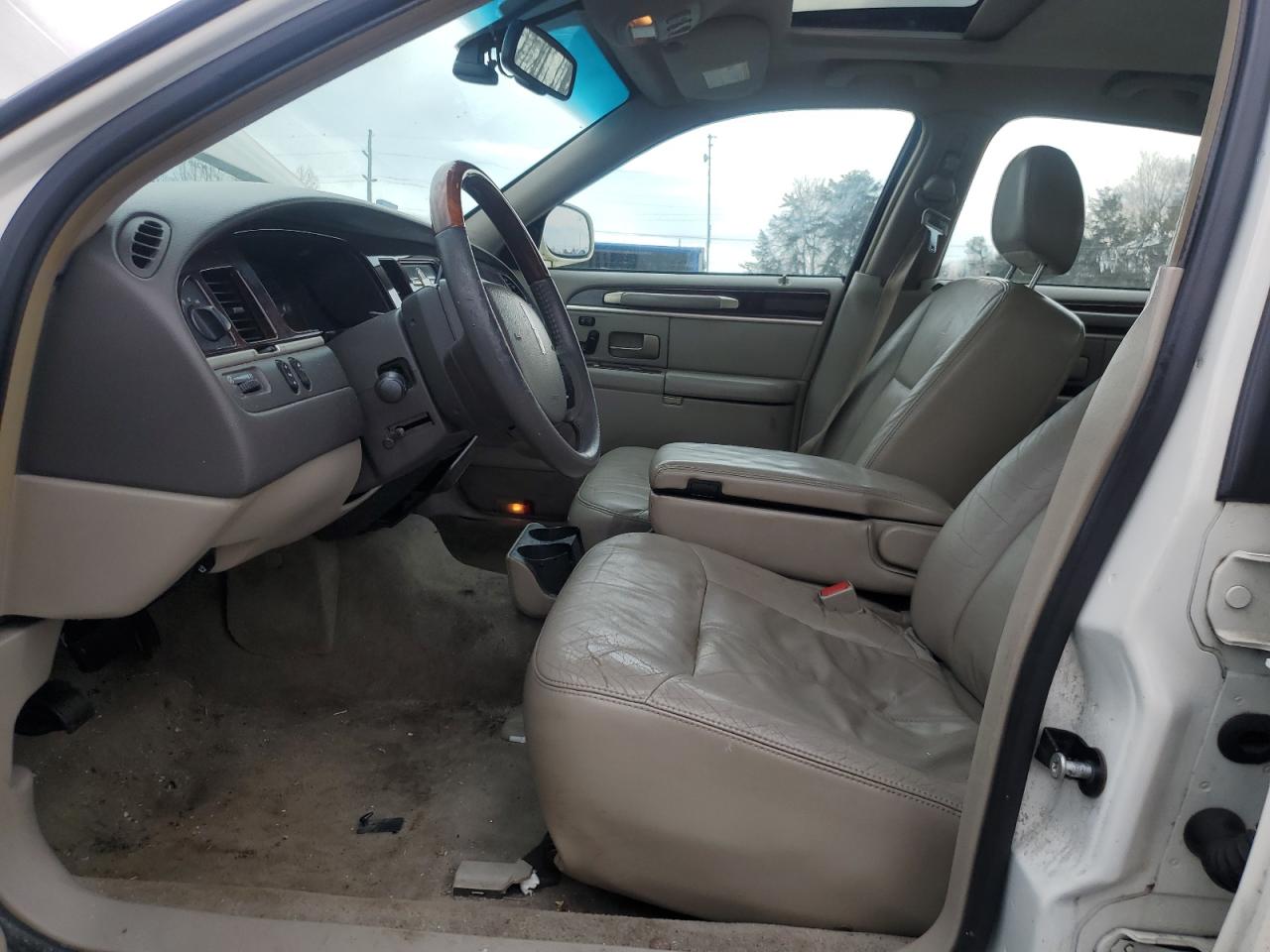 2007 Lincoln Town Car - Image 7