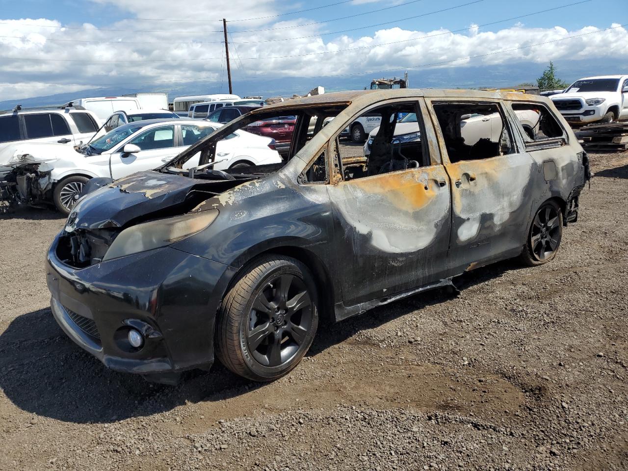 2013 Toyota Sienna Sport იყიდება Kapolei-ში, HI - Burn