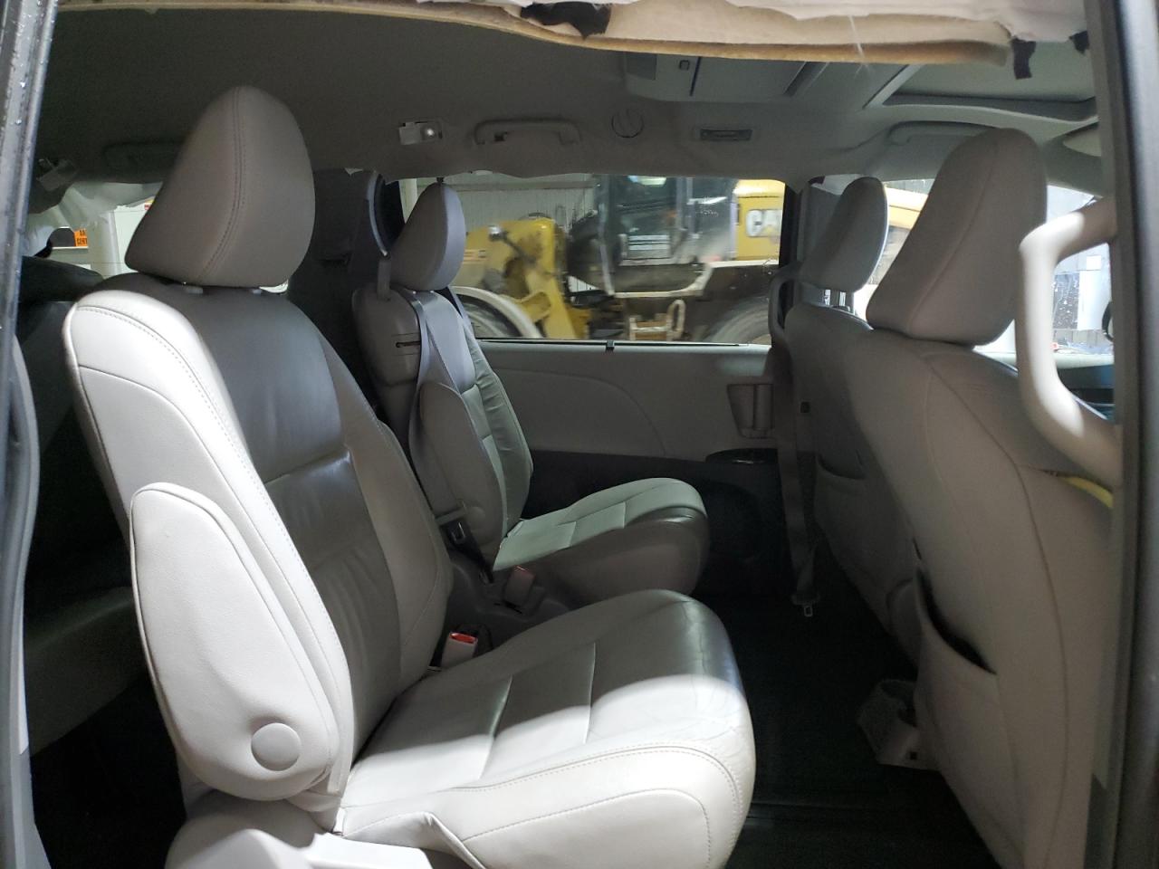 2015 Toyota Sienna - Image 11