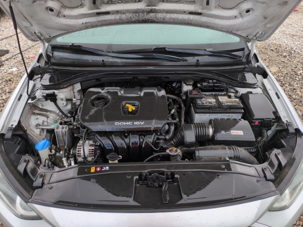 2017 Hyundai Elantra - Image 11