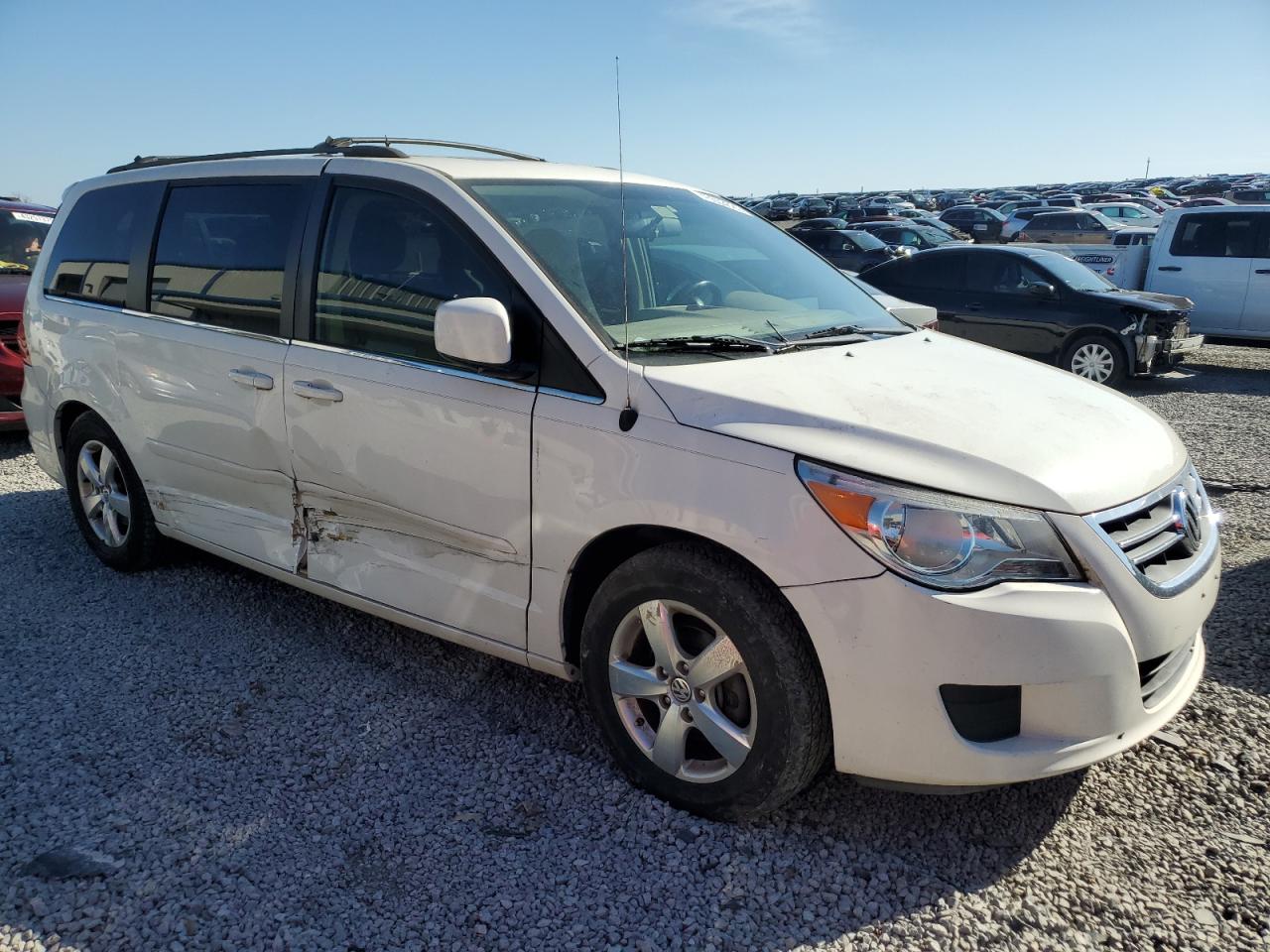 2009 Volkswagen Routan - Image 4