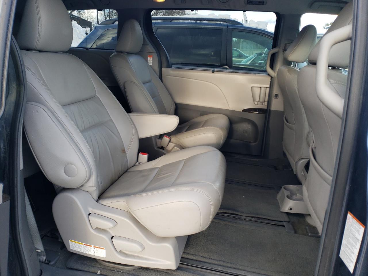 2015 Toyota Sienna - Image 11