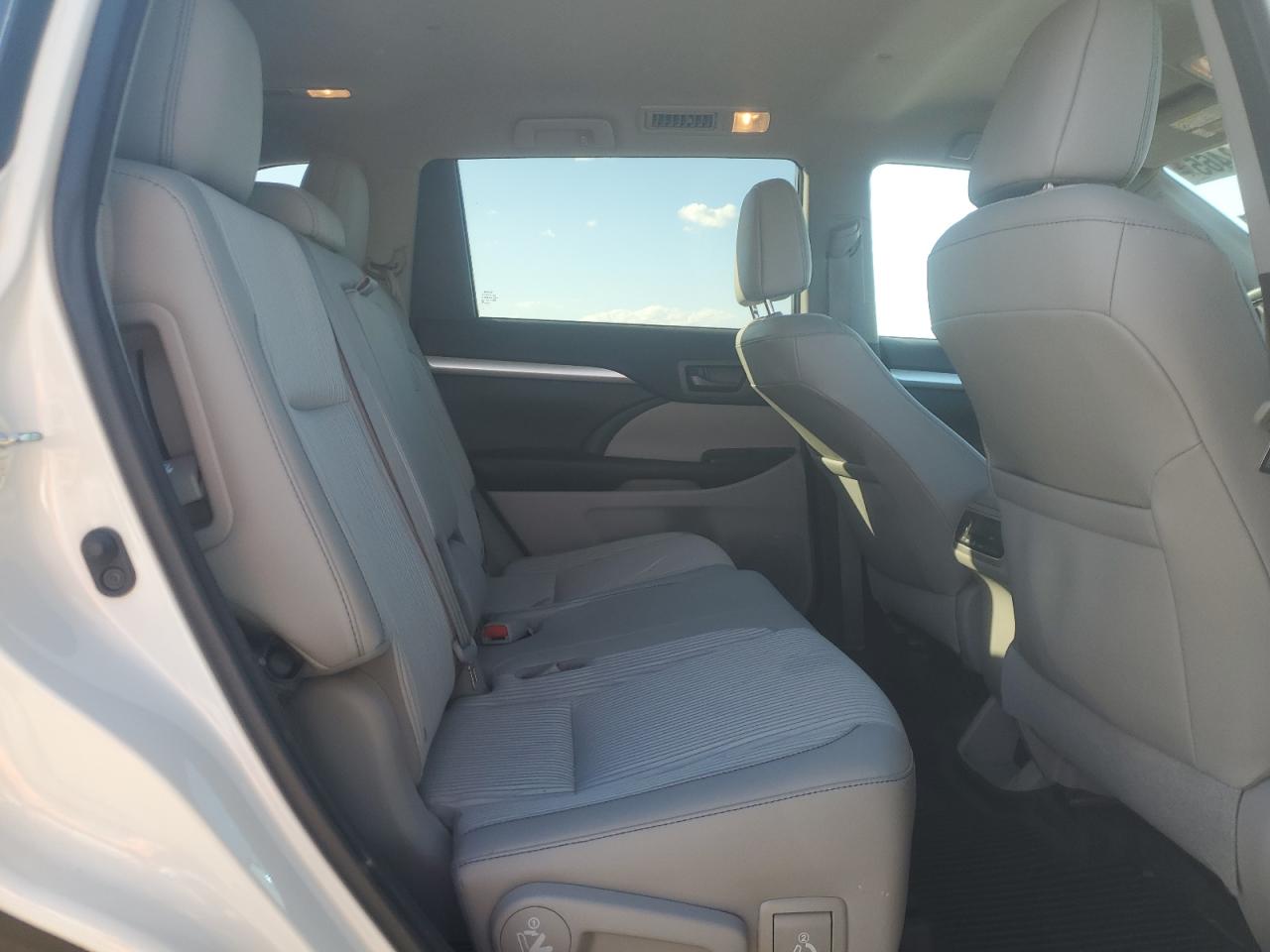 2016 Toyota Highlander - Image 11