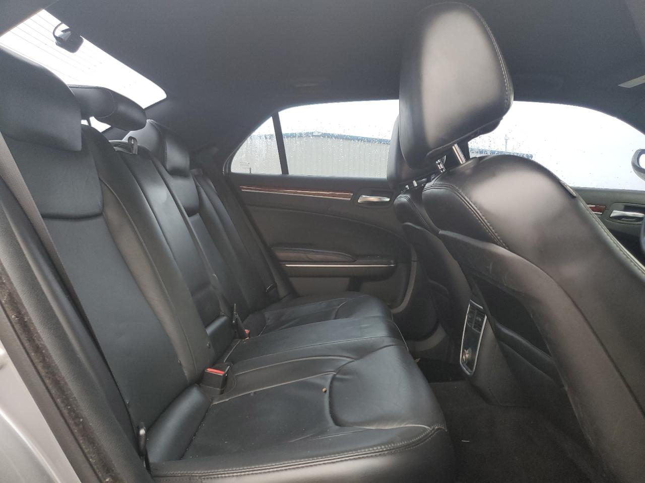 2014 Chrysler 300 - Image 10