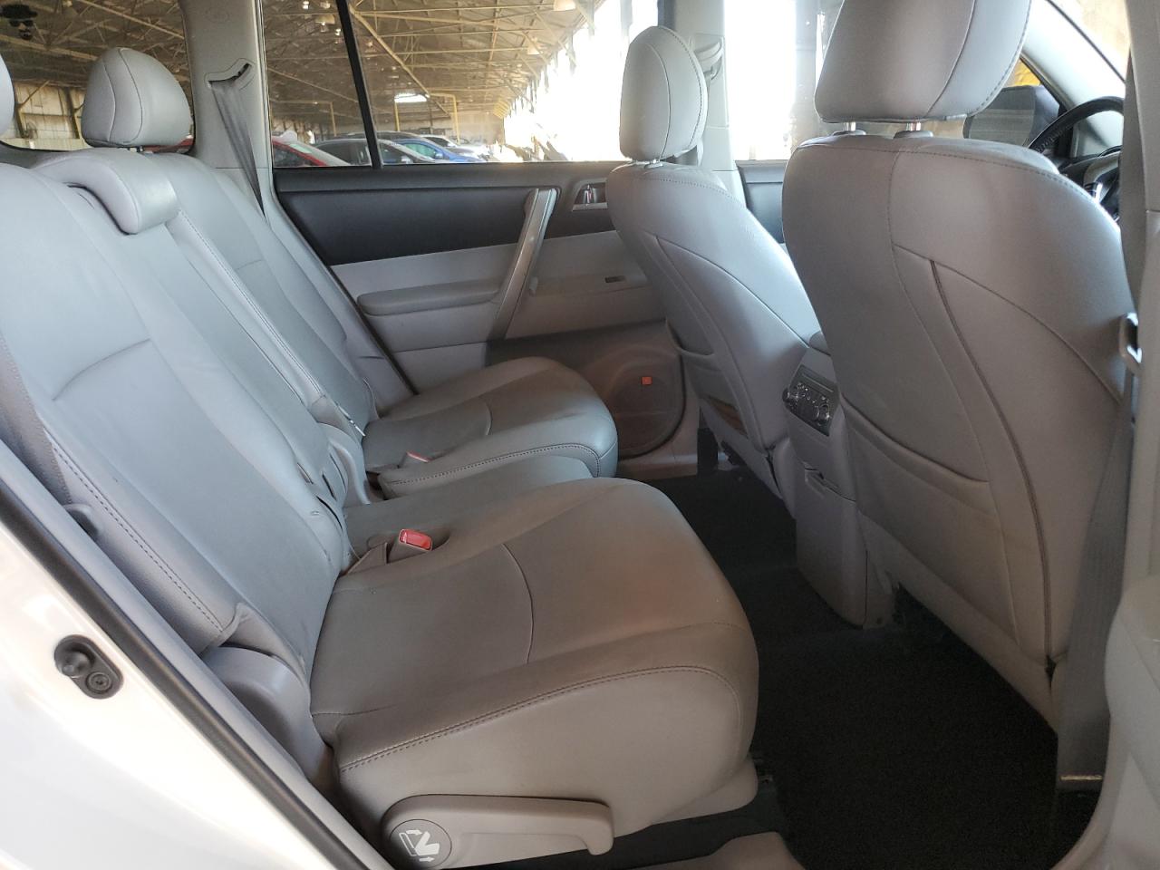 2011 Toyota Highlander - Image 11