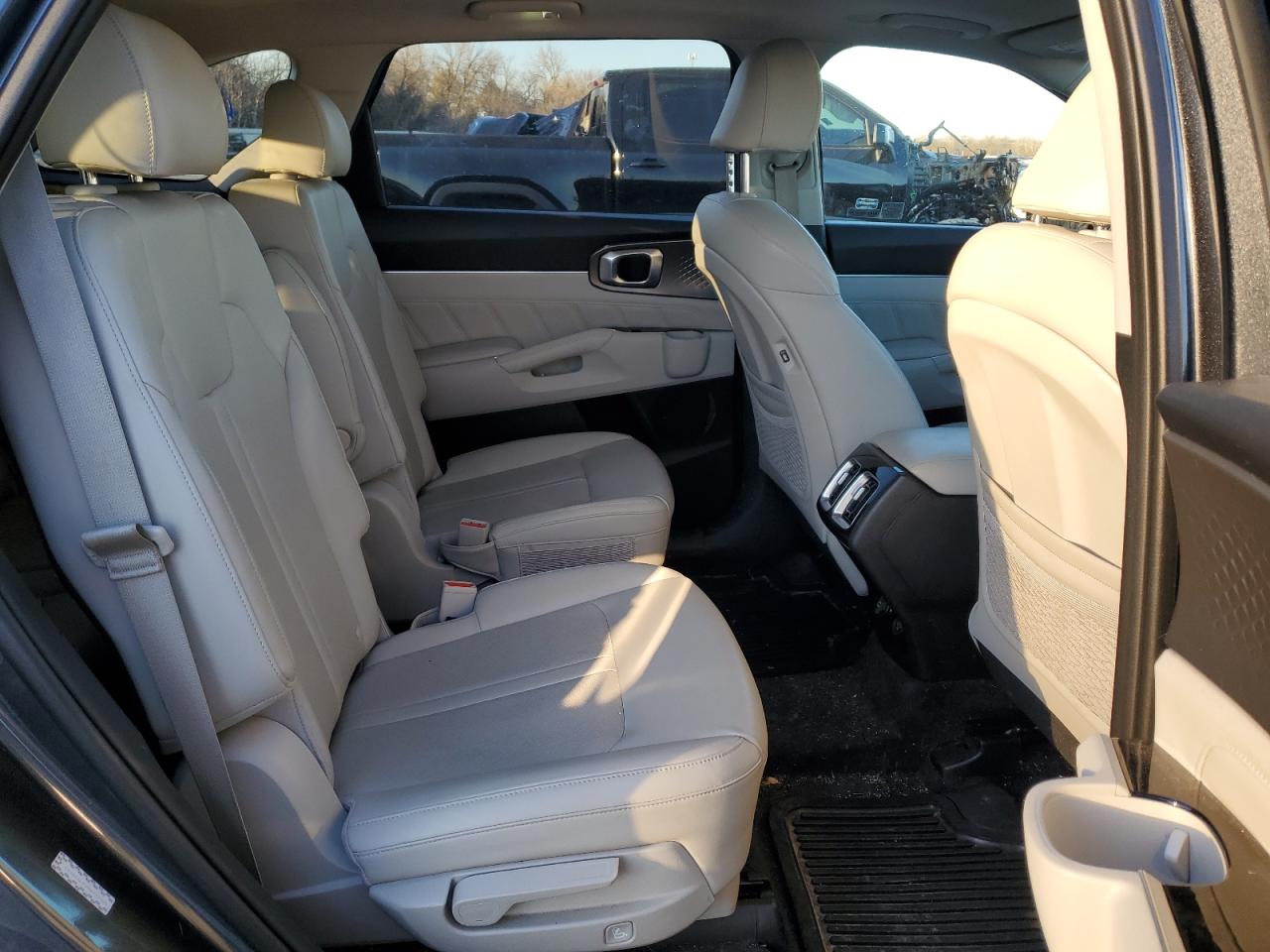 2021 Kia Sorento - Image 11