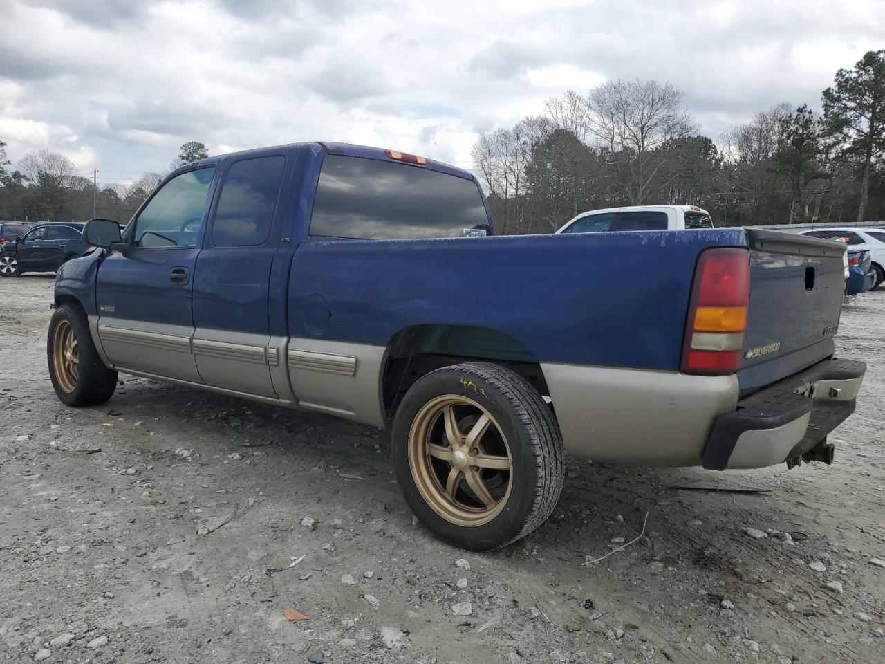 2000 Chevrolet Silverado - Image 2